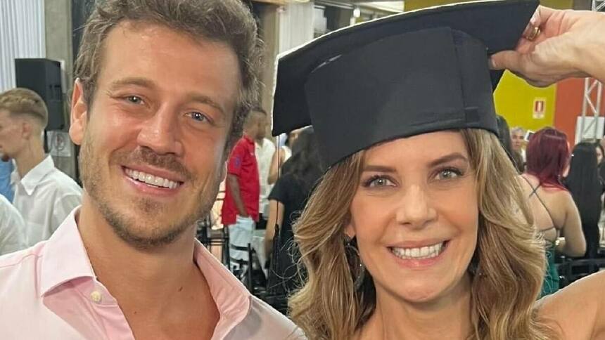 Fabiana Scaranzi, de beca na colação de grau, em foto posada ao lado do filho