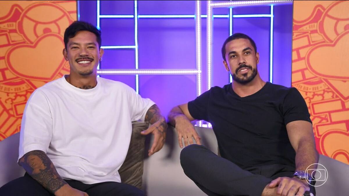 Gabriel e Maike sentados no sofá do Big Day do BBB 25