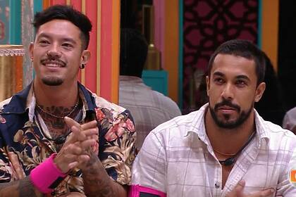 Gabriel e Maike no sofá da sala do BBB 25