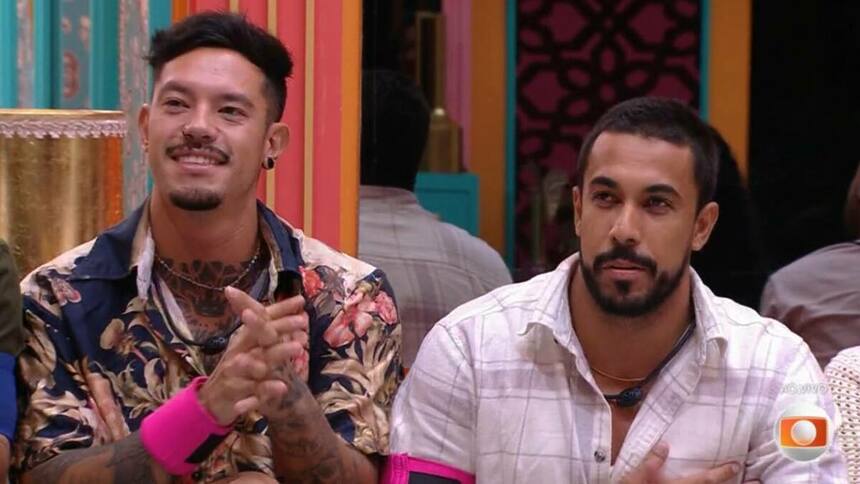 Gabriel e Maike no sofá da sala do BBB 25