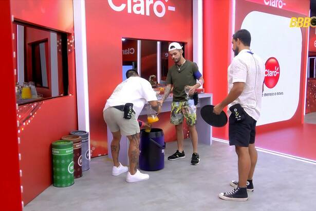 Gabriel segura jarra de vidro quebrada no Almoço do Anjo do BBB 25