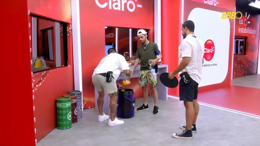 Gabriel segura jarra de vidro quebrada no Almoço do Anjo do BBB 25