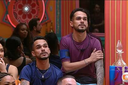 Gêmeos João Gabriel e João Pedro sentados no sofá da sala do BBB 25