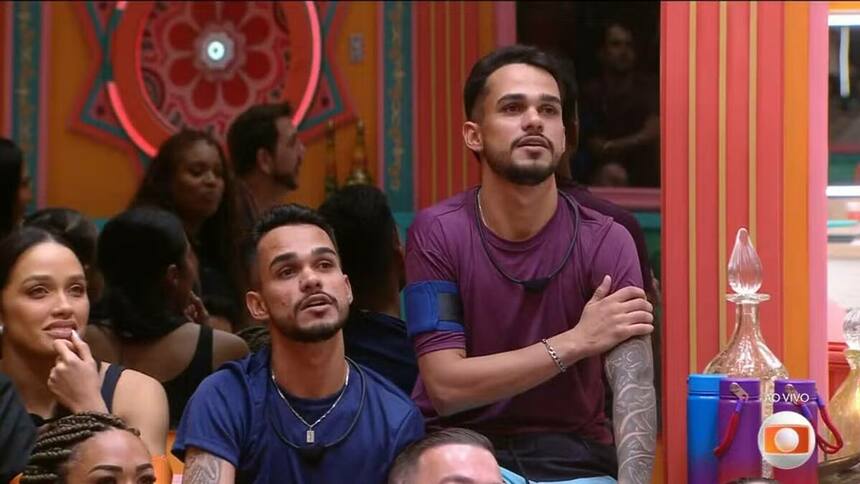 Gêmeos João Gabriel e João Pedro sentados no sofá da sala do BBB 25