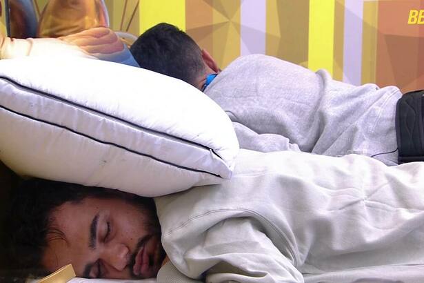 Gêmeos João Pedro e João Gabriel dormindo no BBB 25