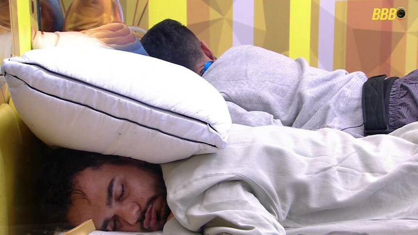 Gêmeos João Pedro e João Gabriel dormindo no BBB 25