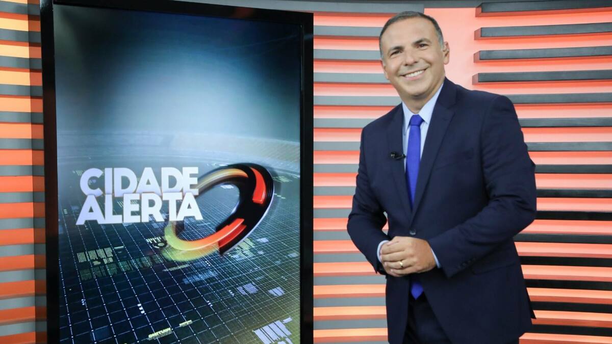 Gottino em frente ao telão vertical, no cenário do Cidade Alerta