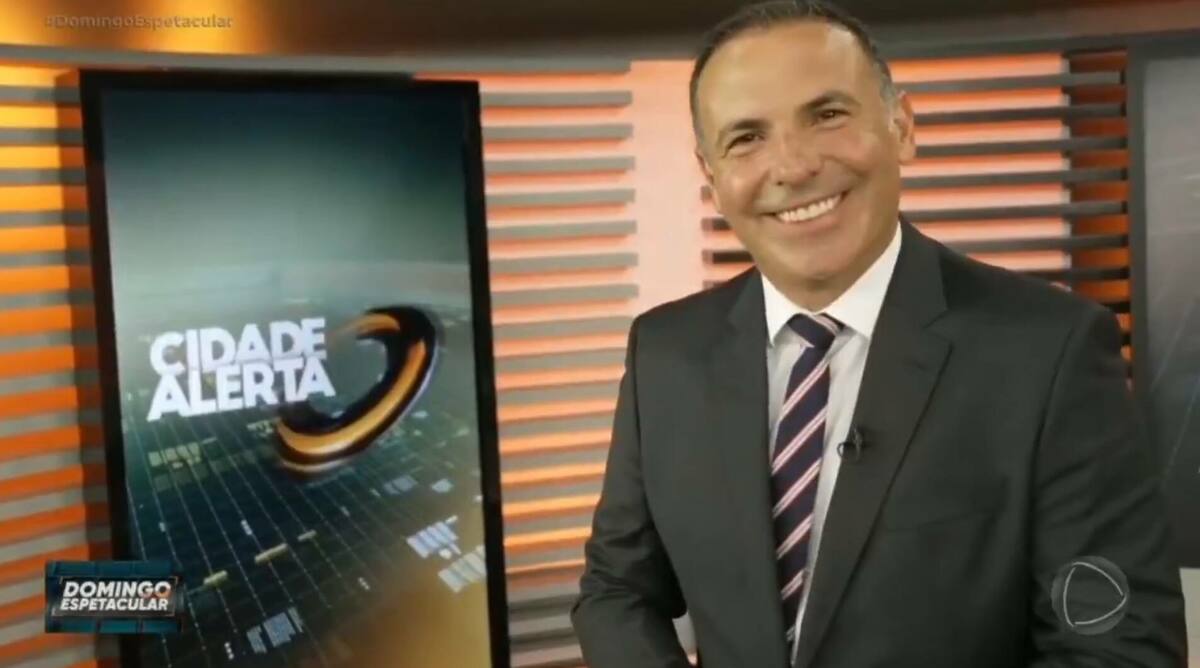 Gottino, no cenário do Cidade Alerta, em trecho de reportagem no Domingo Espetacular