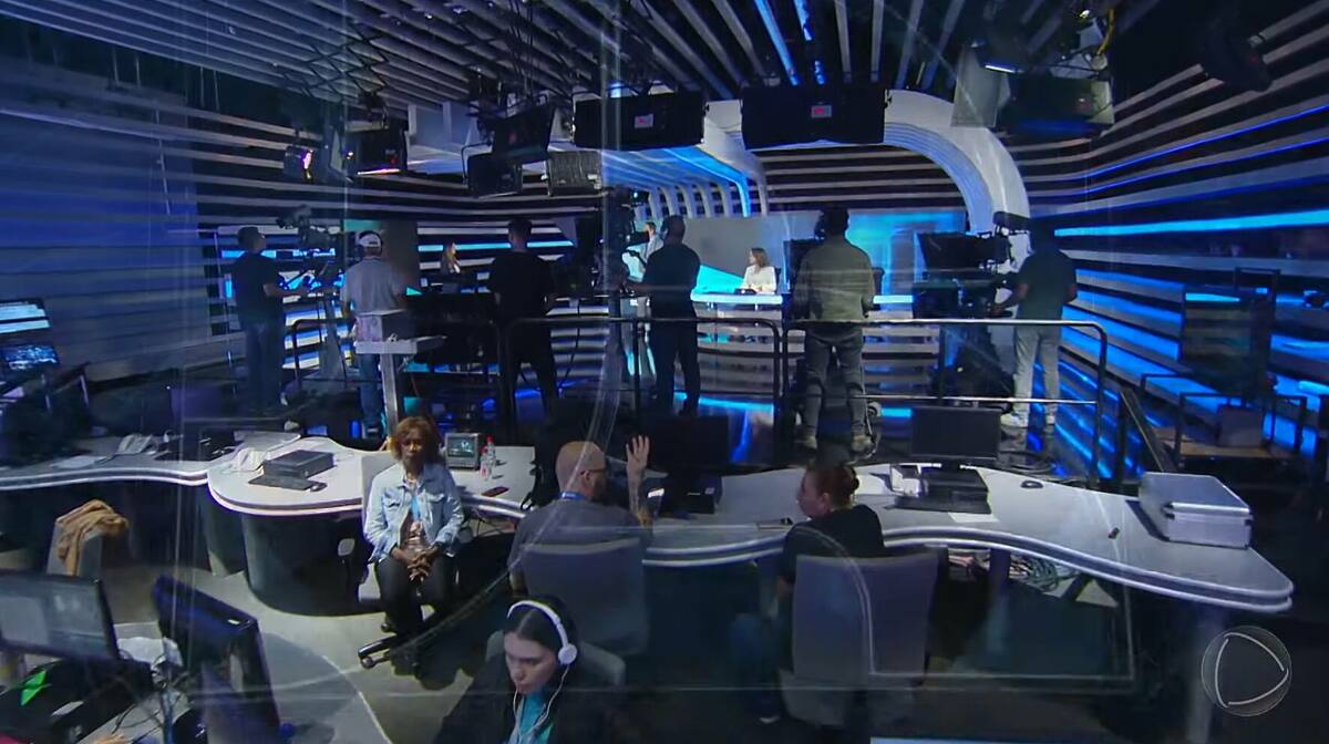 Grua mostrando a redação e profissionais trabalhando na equipe do Jornal da Record