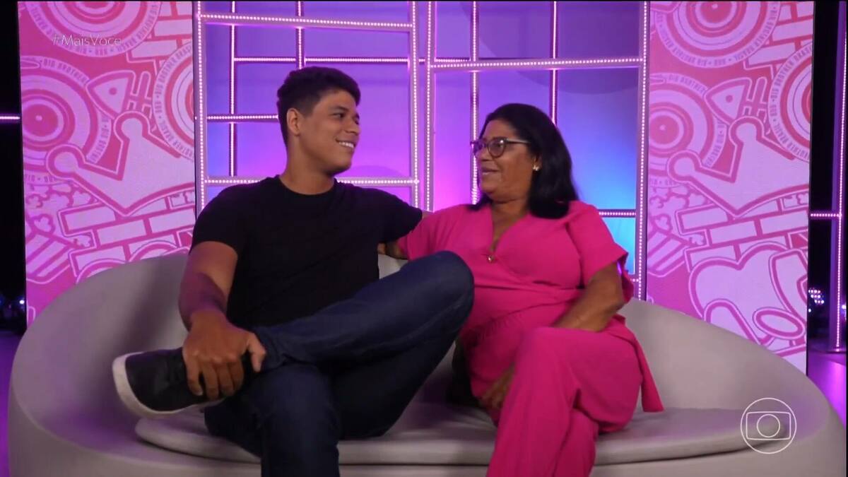 Guilherme e Joselma sentados no sofá do Big Day do BBB 25