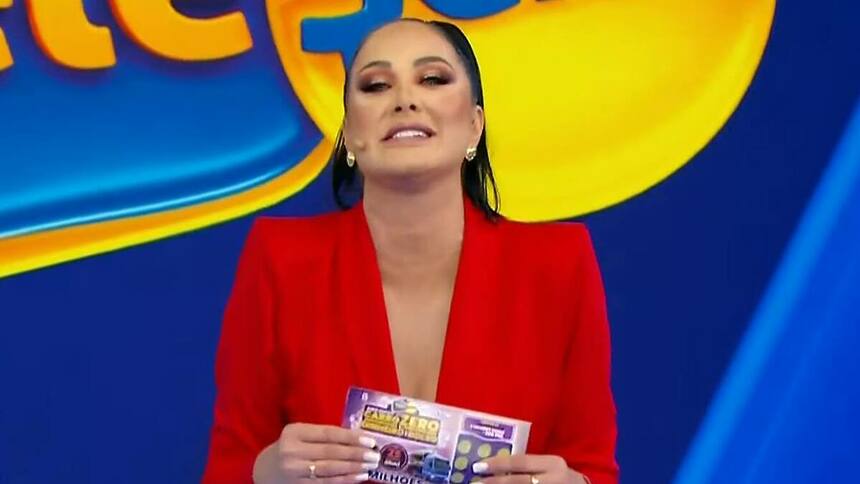 Helen Ganzarolli vestindo vermelho no sorteio da Tela Sena