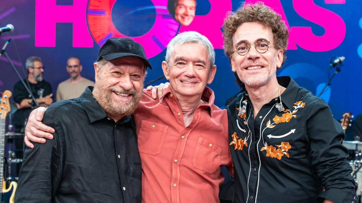 João Bosco, Serginho Groisman e Nando Reis abraçados no palco do Altas Horas