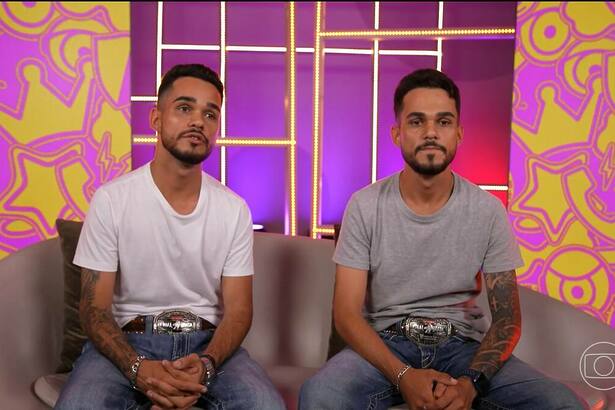 João Gabriel e João Gomes sentados no sofá do Big Day do BBB 25