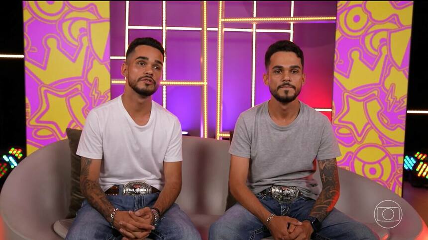 João Gabriel e João Gomes sentados no sofá do Big Day do BBB 25