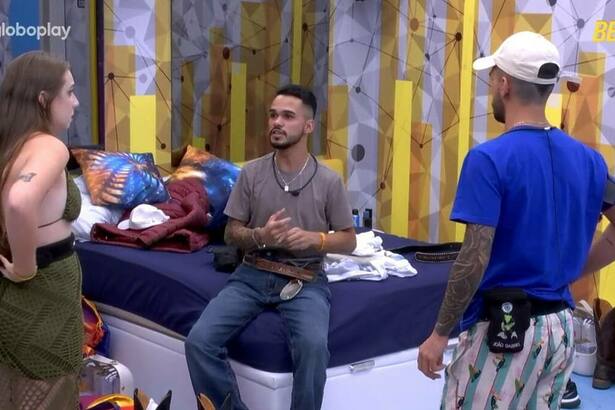 João Pedro, João Gabriel e Raissa em conversa no Quarto do BBB 25