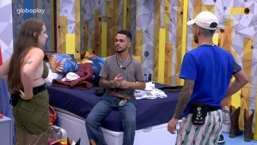 João Pedro, João Gabriel e Raissa em conversa no Quarto do BBB 25