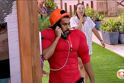 Maike atendendo o Big Fone no BBB 25