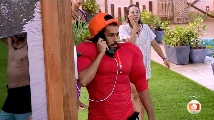 Maike atendendo o Big Fone no BBB 25