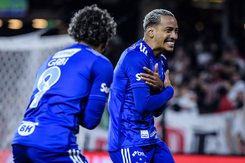 Matheus Pereira e Gabigol comemorando gol na partida entre Cruzeiro e São Paulo pela FC Series