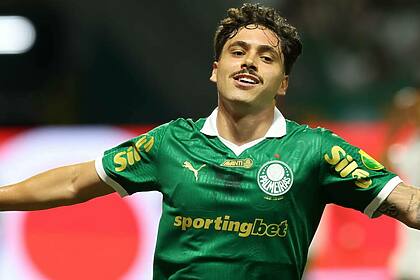 Jogador Maurício comemorando gol no jogo Palmeiras x Portuguesa