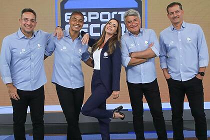 Noriega, Dodô, Paloma Tocci, Cleber Machado e Salvio em foto posada no Esporte Record