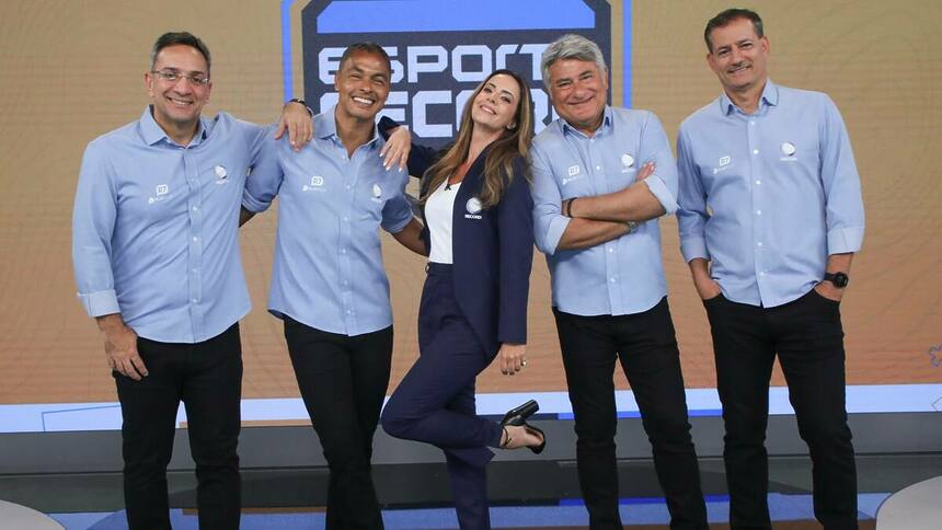 Noriega, Dodô, Paloma Tocci, Cleber Machado e Salvio em foto posada no Esporte Record