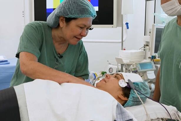 Ana Olga Nagano conversa com paciente em cena da série O Hospital