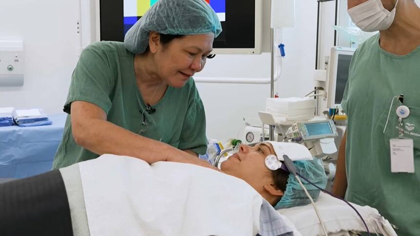 Ana Olga Nagano conversa com paciente em cena da série O Hospital