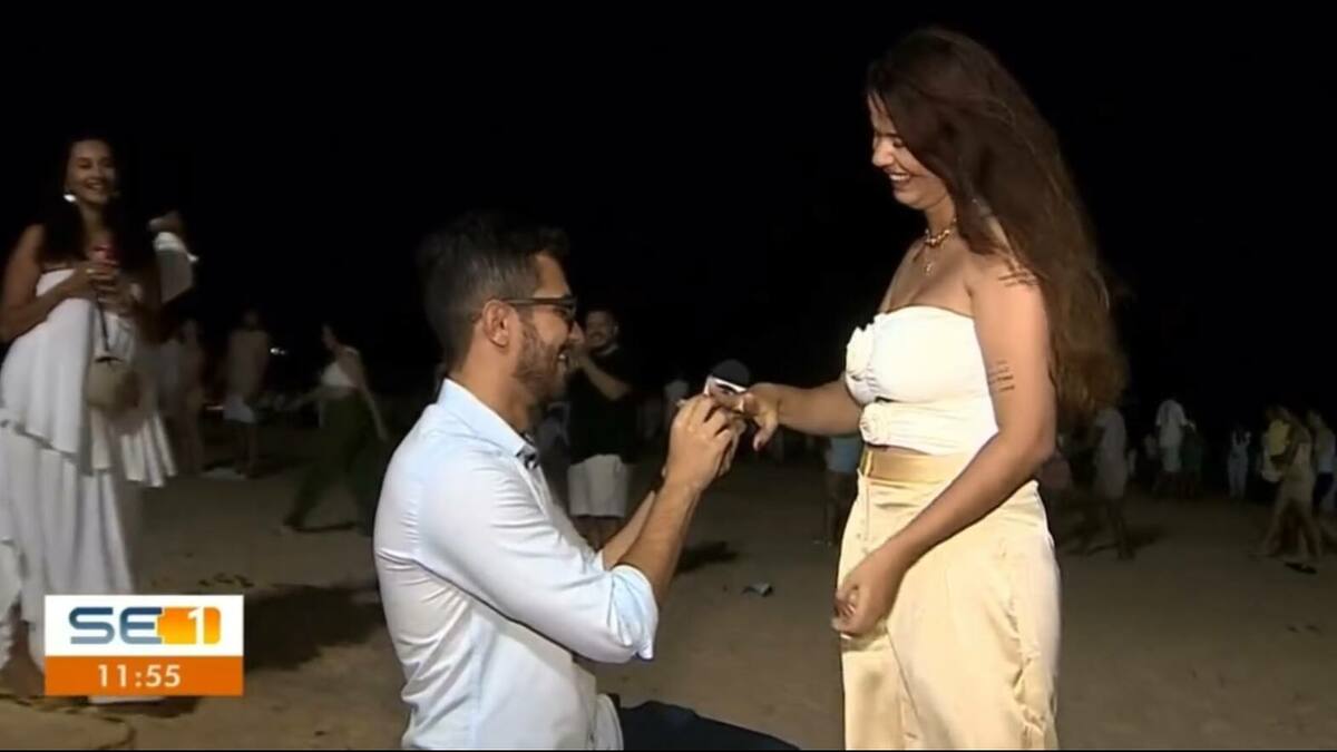 Repórter Antônio Cardoso em trecho do pedido de casamento na TV Sergipe