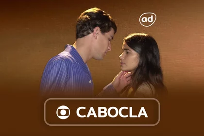 Protagonistas se olham e se tocam como se fossem se beijar, na arte do resumo de Cabocla