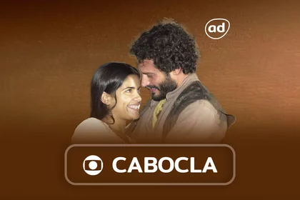 Protagonistas se olham e sorriem na arte do resumo da novela Cabocla