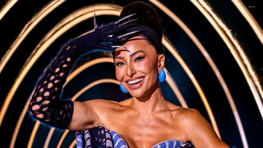 Sabrina Sato sorridente no The Masked Singer Brasil