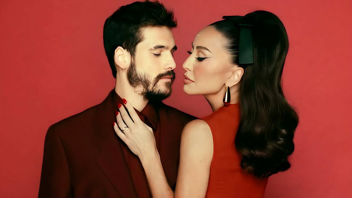 Sabrina Sato abraça Nicolas Prattes. Os dois vestem vermelho