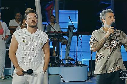 Wesley Safadão veste roupa branca ao lado de Marcos Mion no palco do Caldeirão de Verão