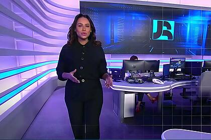 Salcy Lima caminha pela redação do Jornal da Record em nova escalada