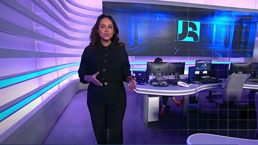 Salcy Lima caminha pela redação do Jornal da Record em nova escalada