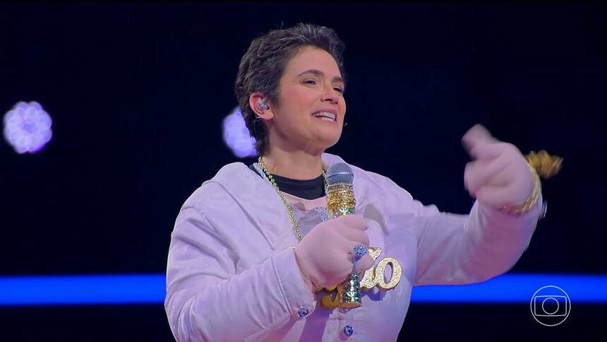 Sandra com roupa de Carminha no palco do The Masked Singer Brasil