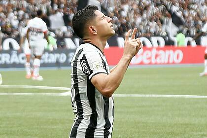 Savarino comemorando gol com a camisa do Botafogo