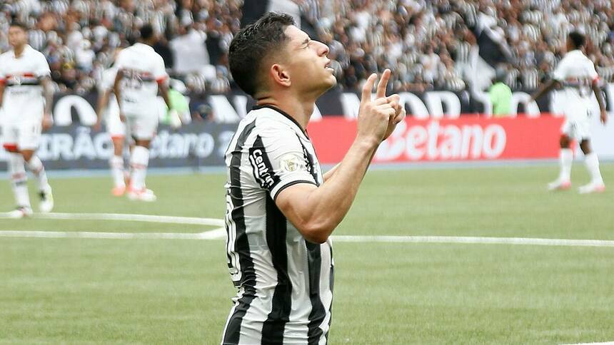 Savarino comemorando gol com a camisa do Botafogo