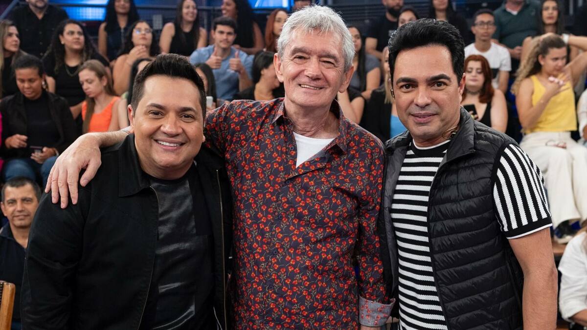 Serginho Groisman e a dupla Cleiton e Camargo em frente a plateia no Altas Horas