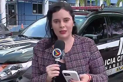 Suelen Brainer em entrada ao vivo, na frente de um carro da polícia, no Primeiro Impacto