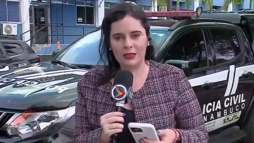 Suelen Brainer em entrada ao vivo, na frente de um carro da polícia, no Primeiro Impacto