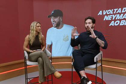 Monica Apor e Elieser Ambrósio no centro do cenário da TV Leo Dias, os dois estão sentados