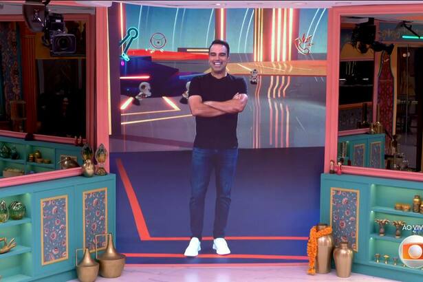 Tadeu Schmidt conversando pelo telão com a casa do BBB 25