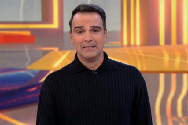Tadeu Schmidt vestindo um sueter preto na estreia do BBB 25