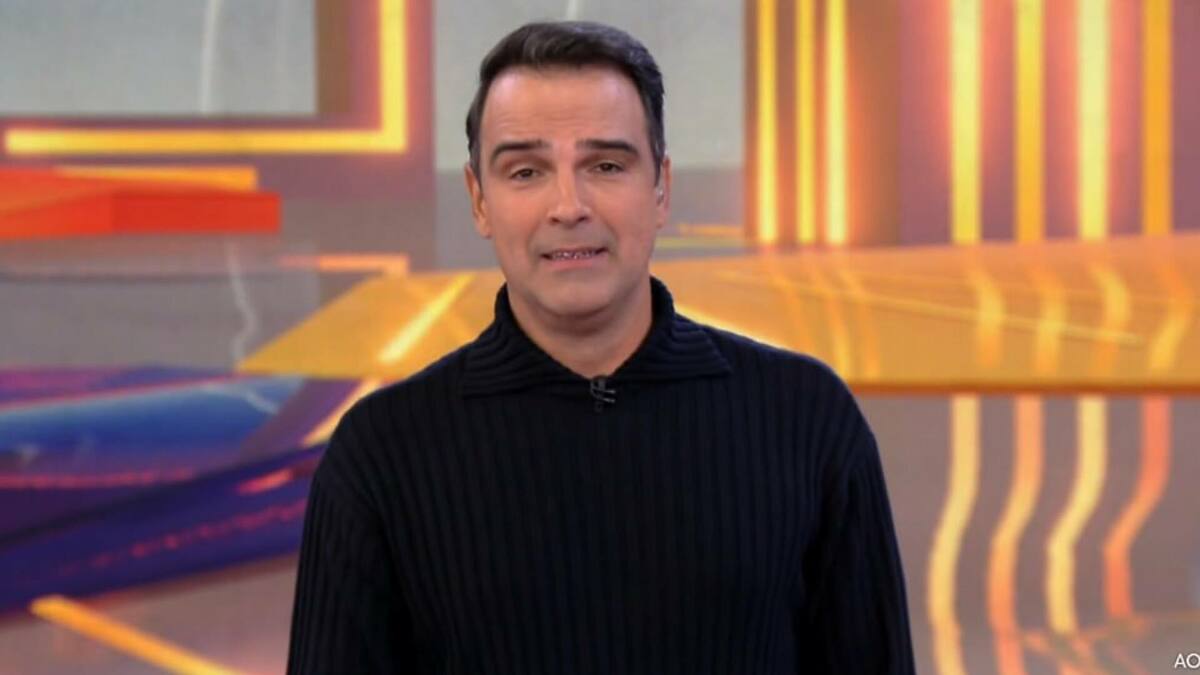 Tadeu Schmidt vestindo um sueter preto na estreia do BBB 25