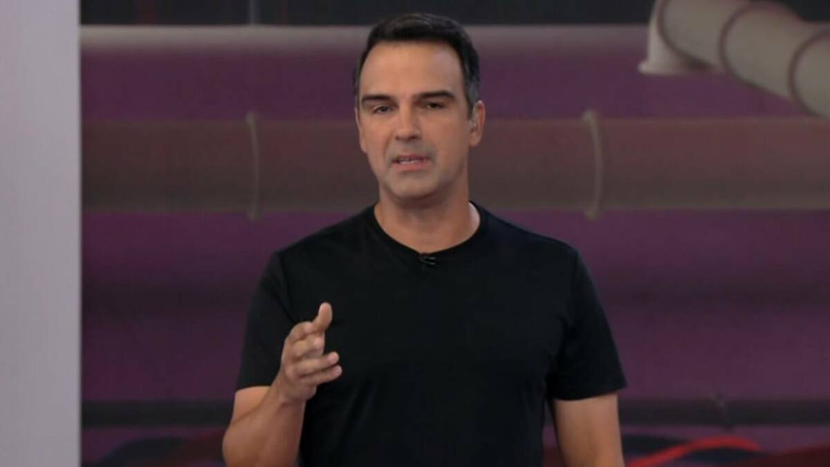 Tadeu Schmidt, de camiseta branca, falando sobre o prêmio do BBB 25