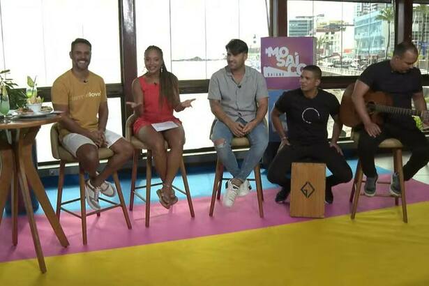 Tayrone, ao lado dos apresentadores Luana Souza e Pablo Vasconcelos, no Mosaico Baiano de Verão