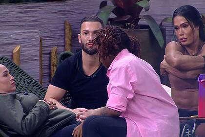 Thamiris, Gracyanne, Diego e Daniele em conversa no gramado do BBB 25