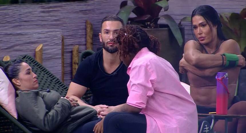 Thamiris, Gracyanne, Diego e Daniele em conversa no gramado do BBB 25